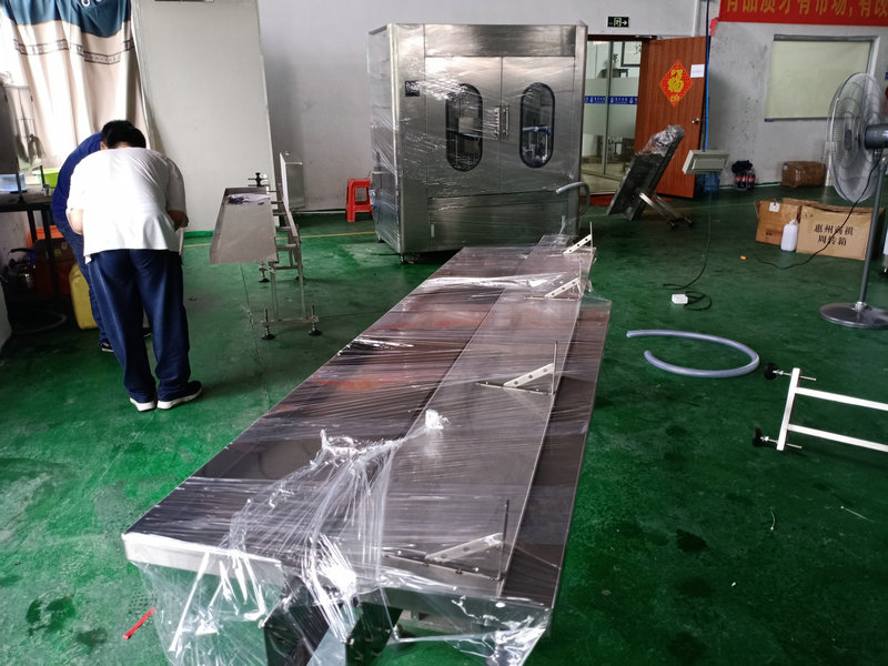 自動(dòng)液體灌裝機(jī)與市場(chǎng)同步走，滿(mǎn)足快捷式出產(chǎn)